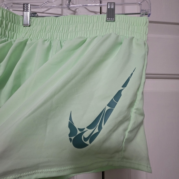 Nike One Swoosh HBR Mid-Rise Brief-Lined Shorts - Women's Size Medium - Picture 3 of 9